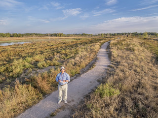 Obraz premium senior pilot flying a drone
