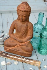 Fototapeten bruine boeddha met strand decoratie op oud hout en wierook © trinetuzun