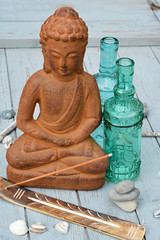 bruine boeddha met strand decoratie op oud hout en wierook