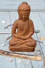 Tapeten bruine boeddha met strand decoratie op oud hout en wierook © trinetuzun