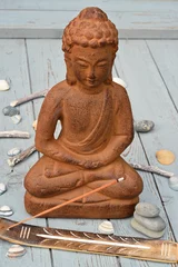 Foto auf Acrylglas bruine boeddha met strand decoratie op oud hout en wierook © trinetuzun