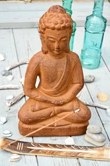 Foto auf Acrylglas bruine boeddha met strand decoratie op oud hout en wierook © trinetuzun