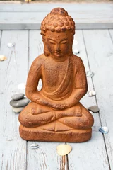 Foto auf Acrylglas bruine boeddha met strand decoratie op oud hout © trinetuzun