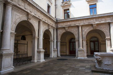 Fototapeta na wymiar Padova courtyard
