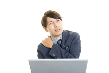 肩痛を訴えるビジネスマン