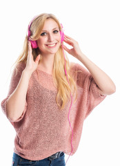 Blonde Frau mit Kopfhörer