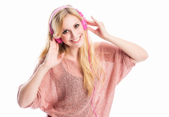 Junge Frau hört Musik