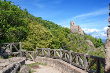 Fototapeta na wymiar Château Giersberg vu du château St Ulrich à Ribeauvillé, Alsace 