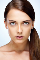 Obraz premium Closeup portrait of a young attractive woman with clean face