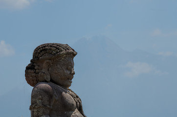 Fototapeta na wymiar statue in Prambanan and Merapi