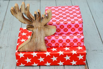 Tischdecke Gekleurde rode pakjes op oud hout met rendier © trinetuzun
