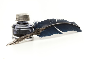 Quill pen and inkwell - obrazy, fototapety, plakaty
