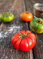 Tomaten auf Holz