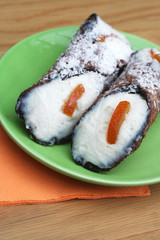 due cannoli siciliani su piatto
