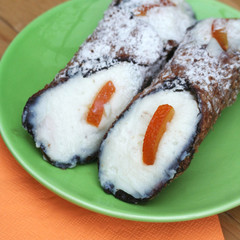 due cannoli siciliani su piatto