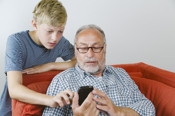 Enkel erklärt seinem Großvater smartphone Funktionen