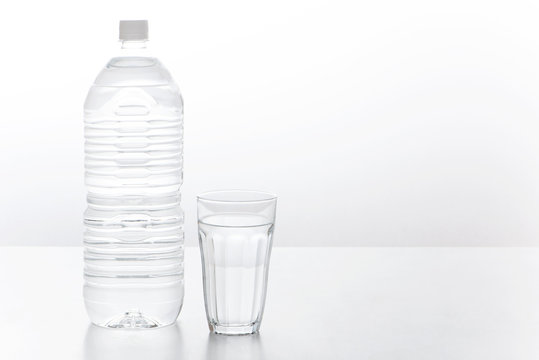 ペットボトル　水　ミネラルウォーター　グラス