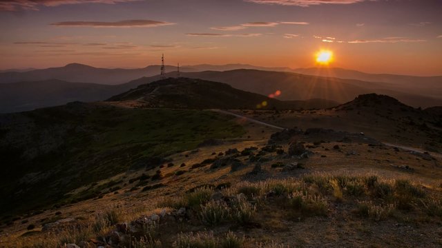 Atardecer en una monta&ntilde;a