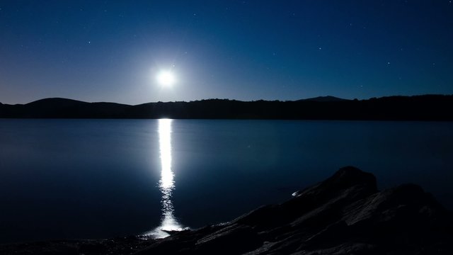 Puesta de luna en pantano