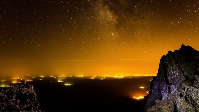 V&iacute;a l&aacute;ctea con pueblos y estrellas