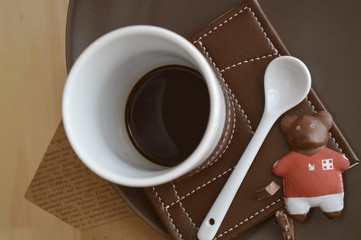Orsetto cioccolato e tazza caffe