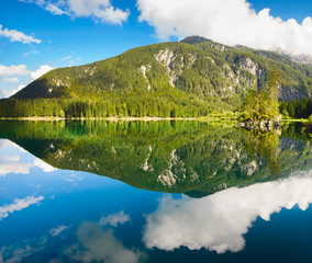 Panorama górskiego jeziora wraz z odbiciami obłoków w wodzie