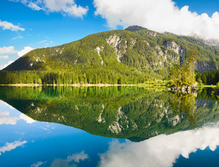 Panorama górskiego jeziora wraz z odbiciami obłoków w wodzie © Mike Mareen