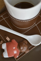 Orsetto cioccolato, tazza caffe e cucchiaino ceramica