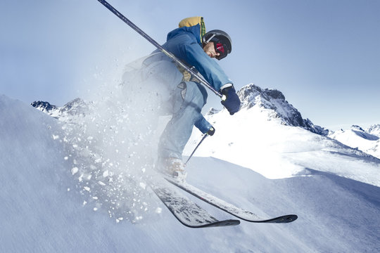 Austria, Vorarlberg, Riezlern, Skier in motion