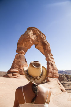 USA, Utah, Woman looking at Delicate Arch in Arches National Park, back view