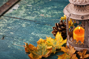 Herbst - Hintergrund mit Laterne auf Holz - Textfreiraum