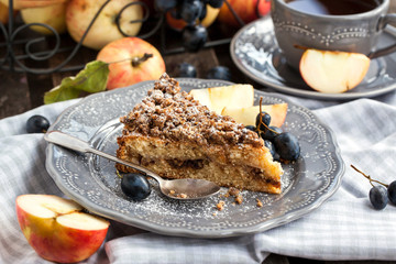 Apple and cinnamon crumble cake