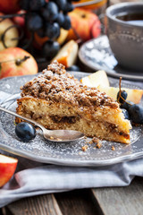 Apple and cinnamon crumble cake