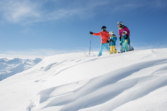 Austria, Salzburg Country, Altenmarkt-Zauchensee, Family skiing in mountains