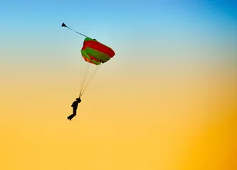 Crédence de cuisine en verre imprimé Sports aériens parachute against blue sky