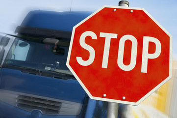 LKW & STOP-Schild