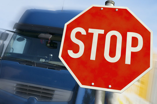 LKW & STOP-Schild