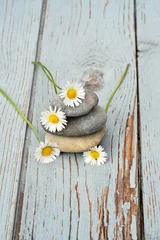 Fotobehang Zen stenen  met bloemen op oud hout. © trinetuzun