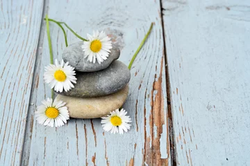 Fotobehang Zen stenen  met bloemen op oud hout. © trinetuzun