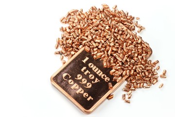 Kupferbarren und -granulat isoliert auf weißem Hintergrund
