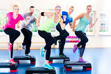 Gruppe bei step training in Fitnessstudio