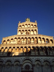 Naklejka premium Facciata della Chiesa di San Michele a Lucca con cielo limpido