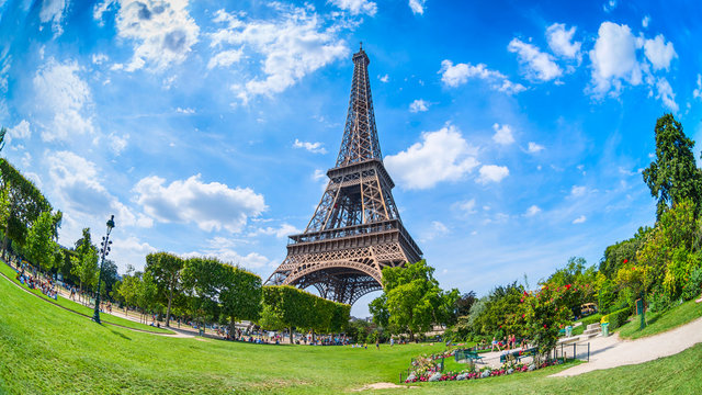 Eiffelturm - Weitwinkelaufnahme