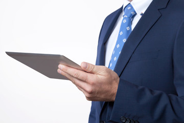 Geschäftsmann hält Tablet in einer Hand