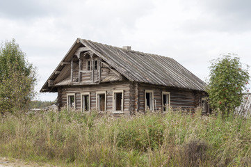 Fototapeta na wymiar Old abandoned wooden house