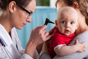 Child's otolaryngologist doing ear examination © Photographee.eu