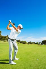 Selbstklebende Fototapeten Man Playing Golf © EpicStockMedia
