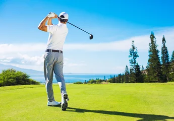 Poster Mann spielt Golf, schlägt Ball vom Tee © EpicStockMedia