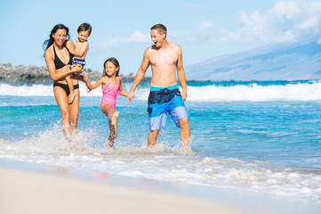 Fototapeta premium Family on the Beach