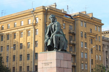 бронзовая скульптура писателя Н. Г. Чернышевского